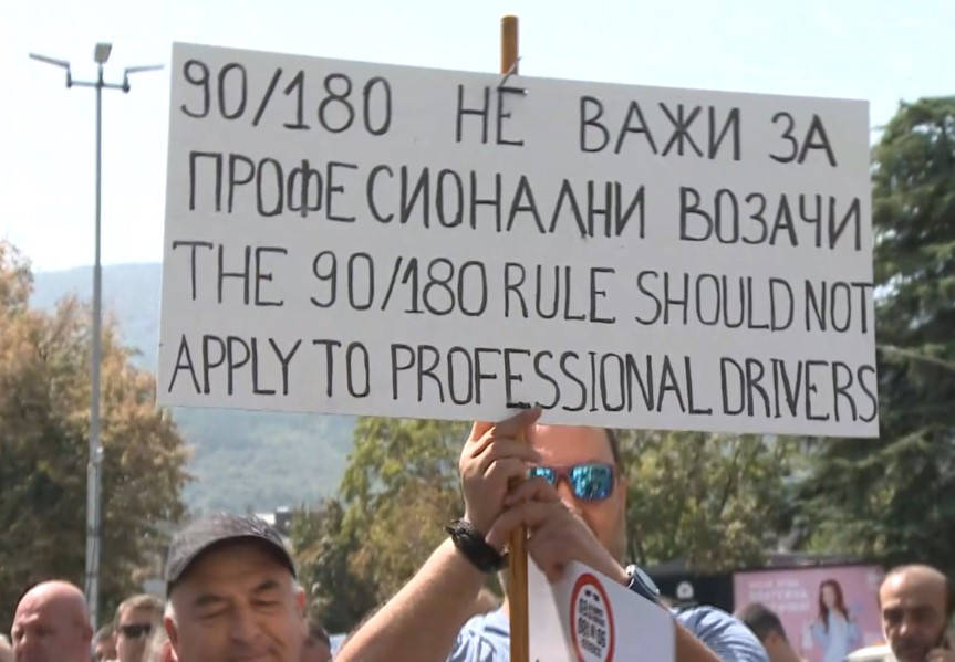 Транспортери: Или решавање на проблемот со престојот во шенген или блокирање граници