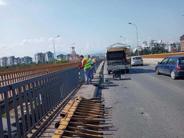Во недела санација на пешачката ограда на мостот „Близнак“, затворена една сообраќајна лента