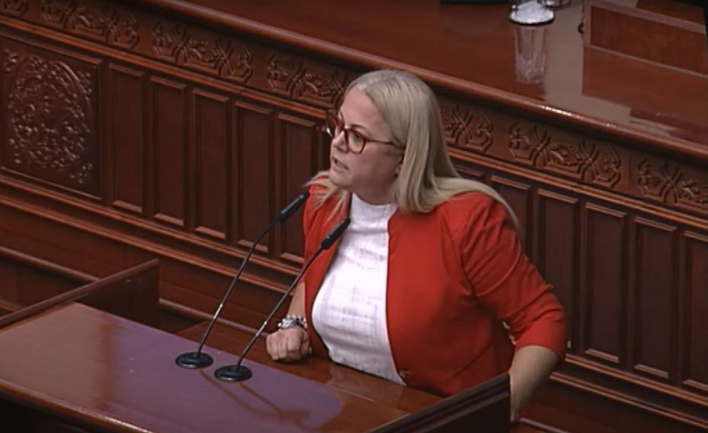 Хаос во Собранието : Маричиќ и испратил бакнеж на пратеничката Стојаноска, вицепремиерот негира