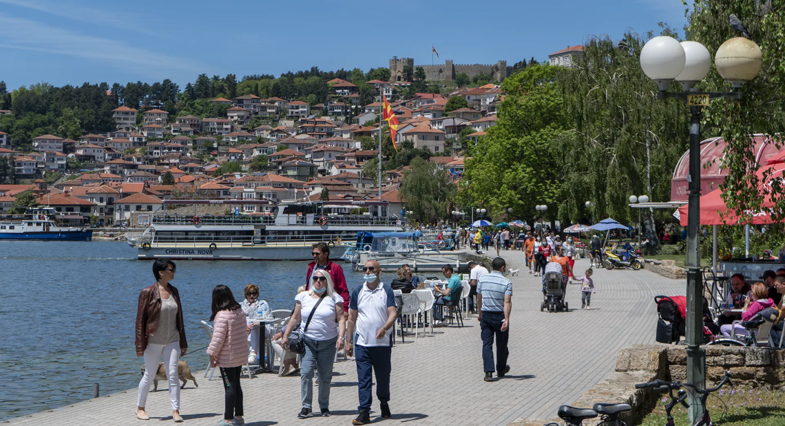 Угостителите во Охрид ни криви ни должни се соочени со проблемот со урбаната опрема