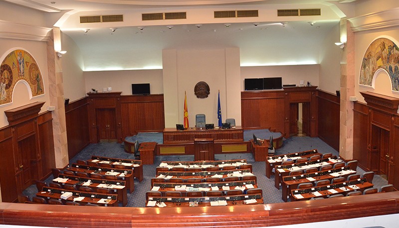 “Се тенчи” подршката за уставни измени: Aко досега недостасуваа 8, сега им фалат 16 пратеници