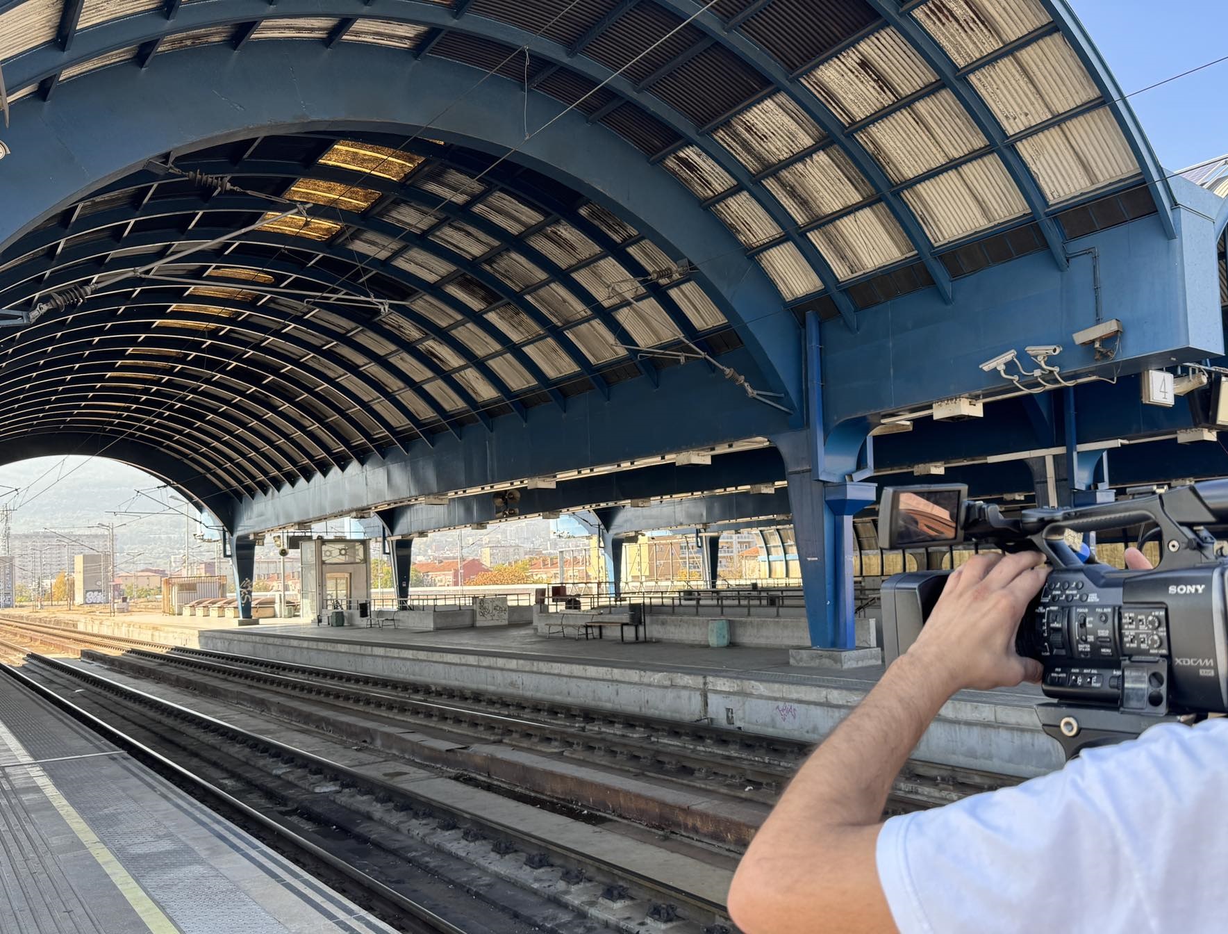 Железничката станица во Скопје наликува на сцена од хорор филм – возови нема и никој ништо не презема