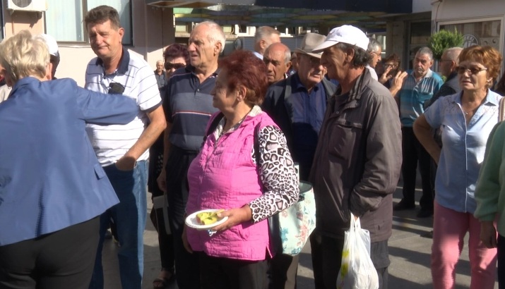 Пастрмајлијата е скапа, повелете на вкусни полнети пиперки – пензионерите од Штип ја поканија Тренчевска на ручек