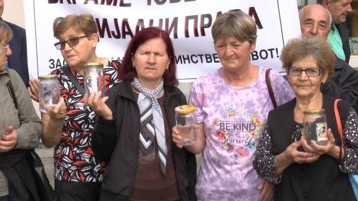 Штипските пензионери со празни тегли на протест: Со 5,3% покачување, можеме само со воздух да ги наполниме