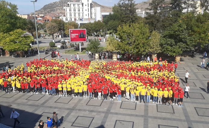 По пет години пауза, повторно возобновено формирањето на „живо“ знаме од 1.200 прилепски ученици на Градскиот плоштад