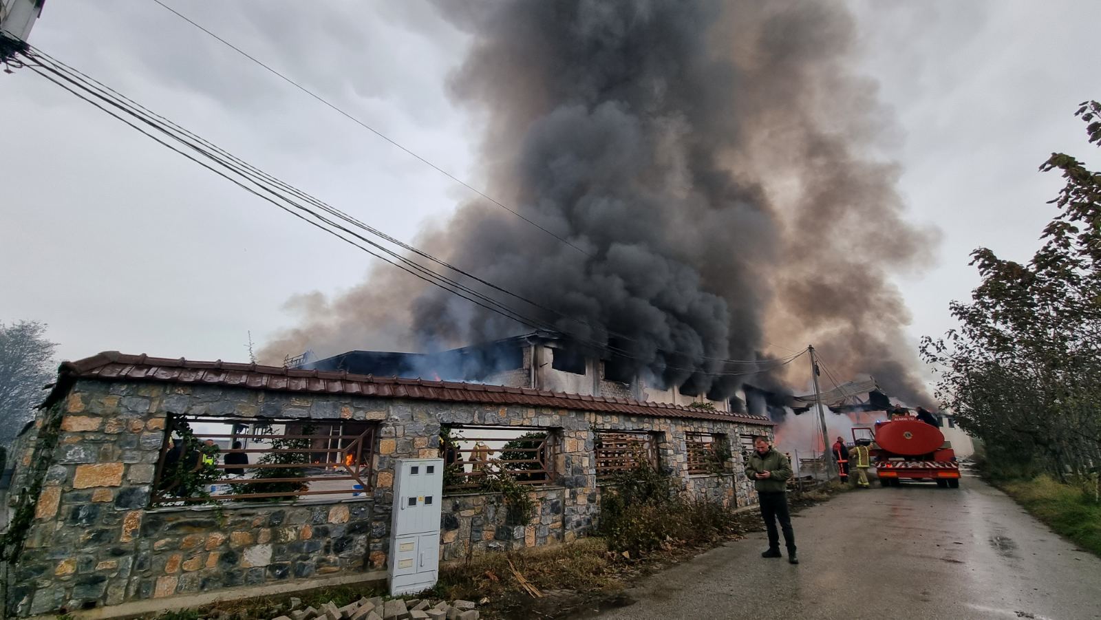 Пожарот во Тетово се уште тлее