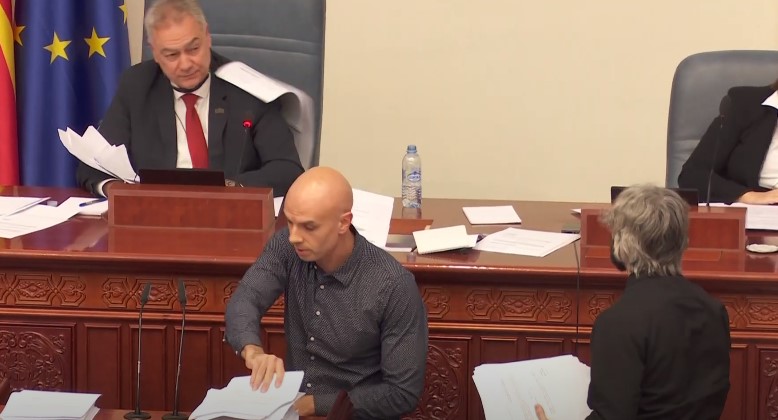 Инцидент во Собрание: Апасиев и Крмов скршија компјутер и фрлаа со листови