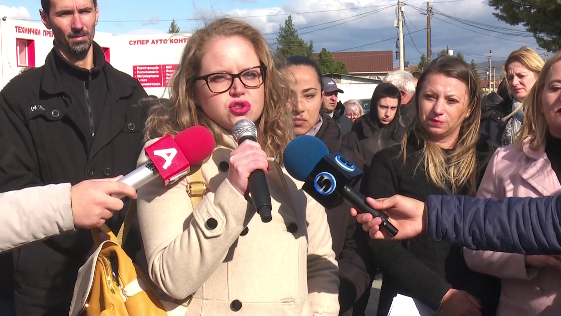 Протест на родителите на децата од  училиштето „Његош“ го блокираа патот кон Драчево