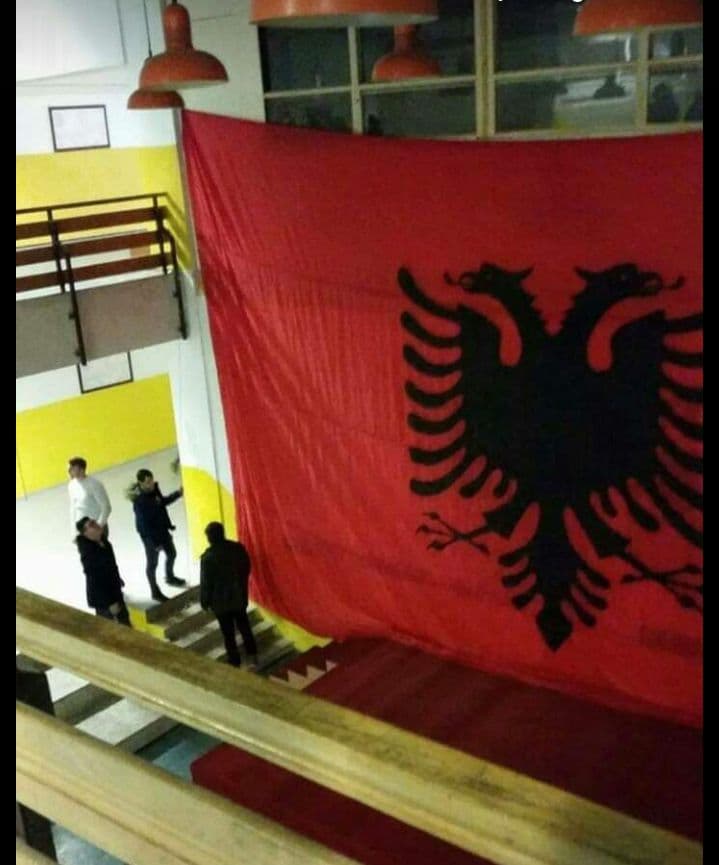 Скандалозна прослава на денот на албанското знаме во училиште во Струга