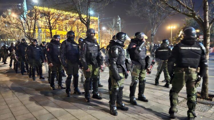 Полицијата апси во Белград, опозицијата обвинува за брутално насилство кон српските граѓани