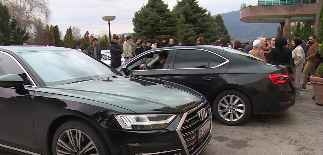 Министрите на ДУИ повтроно со службени автомобили, во работно време се наредија на партиски настан