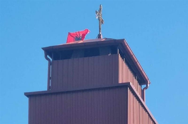 Отстранети знамињата на Албанија и на ОНА од црквата на тетовско кале