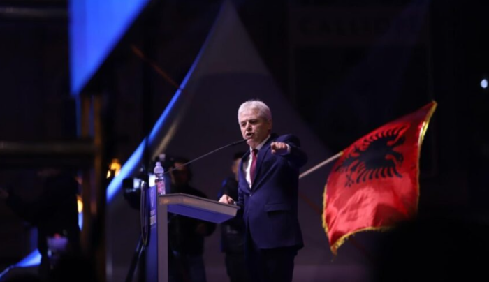 Нервозниот Ахмети му се закани на Мицкоски со меѓуетнички тензии, лидерот на ВМРО-ДПМНЕ му порача дека доаѓа време за одговорност