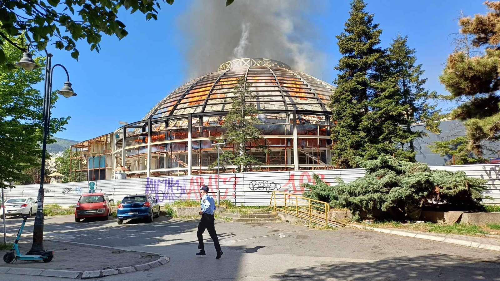 Скопје остана без својот култен симбол – до темел изгоре култната Универзална сала