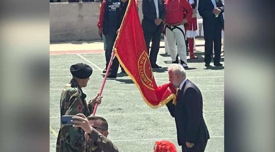 Премиерот на Македонија бакна знаме на УЧК: Во Албанија го славеше човекот кој се бореше против македонската армија во 2001-ва година